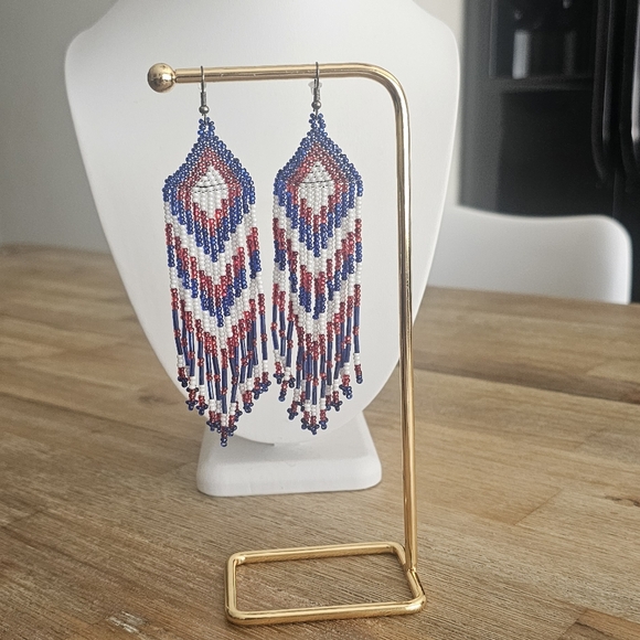 Vintage Native American Inspired Tri-Color Beaded Earrings. - Picture 4 of 4